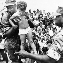 Un soldado estadounidense ayuda a un niño a salir de un barco lleno de exiliados cubanos. / Fernando Yovera (AP)