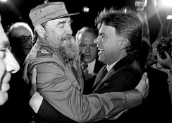 Fidel Castro y Felipe González se saludan efusivamente en el aeropuerto de La Habana. / Barriopedro (EFE)