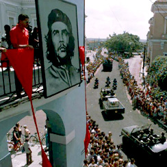 Retrato del Che Guevara colgado en un edificio de La Habana mientras la caravana con sus restos recorre las calles. / John McConnico (AP)