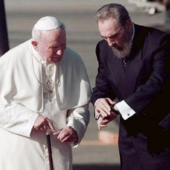 Juan Pablo II visita oficialmente Cuba. En la imagen, a su llegada al aeropuerto José Martí de La Habana, el 21 de enero de 1998, donde fue recibido por Fidel Castro, que en la foto comprueba la hora en su reloj. / AGENCIA EPA