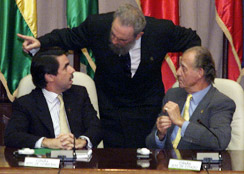 Cumbre Iberoamericana de La Habana. Fidel Castro (c) conversa con el rey Juan Carlos y el presidente José María Aznar durante la ceremonia de clausura el 16 de noviembre de 1999. / GORKA LEJARCEGI