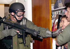 Agentes del servicio de inmigración sacan a Elián González de su casa en Little Havana en Miami, el 22 de abril de 2000. ©Wilfredo Lee (AP)