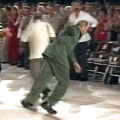 Fidel Castro se cae al terminar su discurso en Santa Clara en octubre de 2004