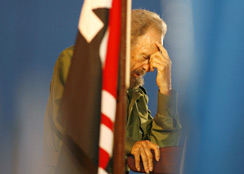 Fidel Castro muestra un gesto de cansancio en julio de 2006 durante el homenaje por el aniversario del ataque al cuartel de Moncada. / Javier Galeano (AP)