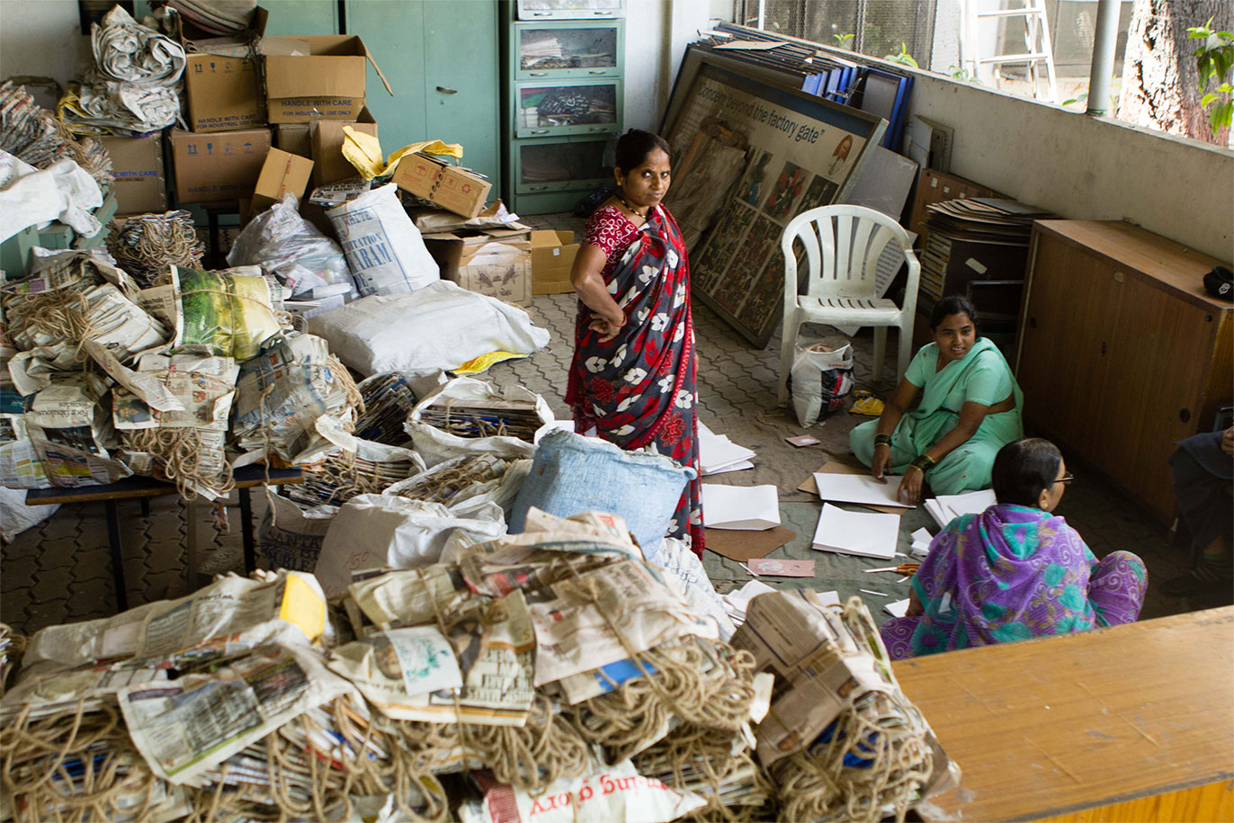 Empresas sociales, como EcoAd, llevan tiempo contribuyendo al desarrollo sostenible de Pune produciendo bolsas de papel reciclado. En India, se generan 1.500 toneladas de desechos plásticos cada día, el 80% de ellos son bolsas.