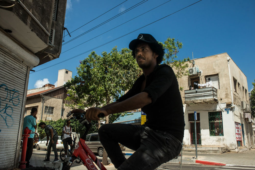 Un ciclista en el sur de Tel Aviv. La cultura urbana israelí, que exalta el uso del vehículo privado, no favorece las soluciones para mejorar la movilidad