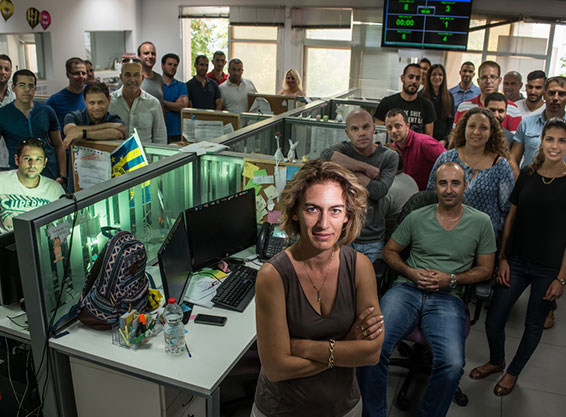 Liora Shechter, directora de los servicios informáticos municipales de Tel Aviv, con su equipo del programa Digi-Tel