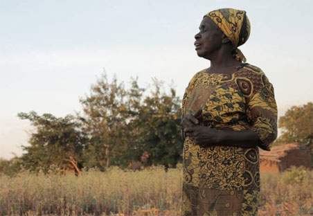 Mujer en un campo seco