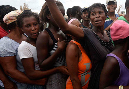 Un grupo de mujeres tras el paso del huracán Matthew en Haití
