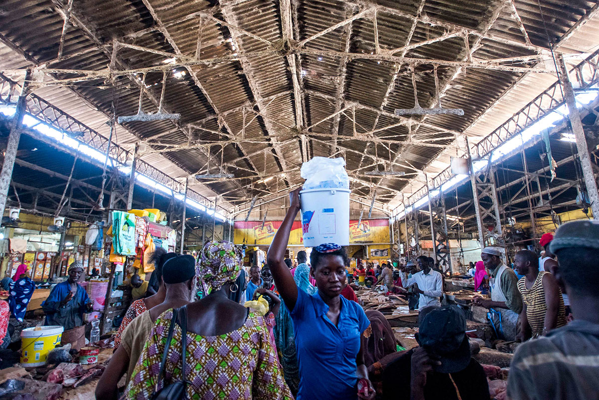 Vendedores en el mercado Tilène, en el distrito de Medina, en Dakar (Senegal)