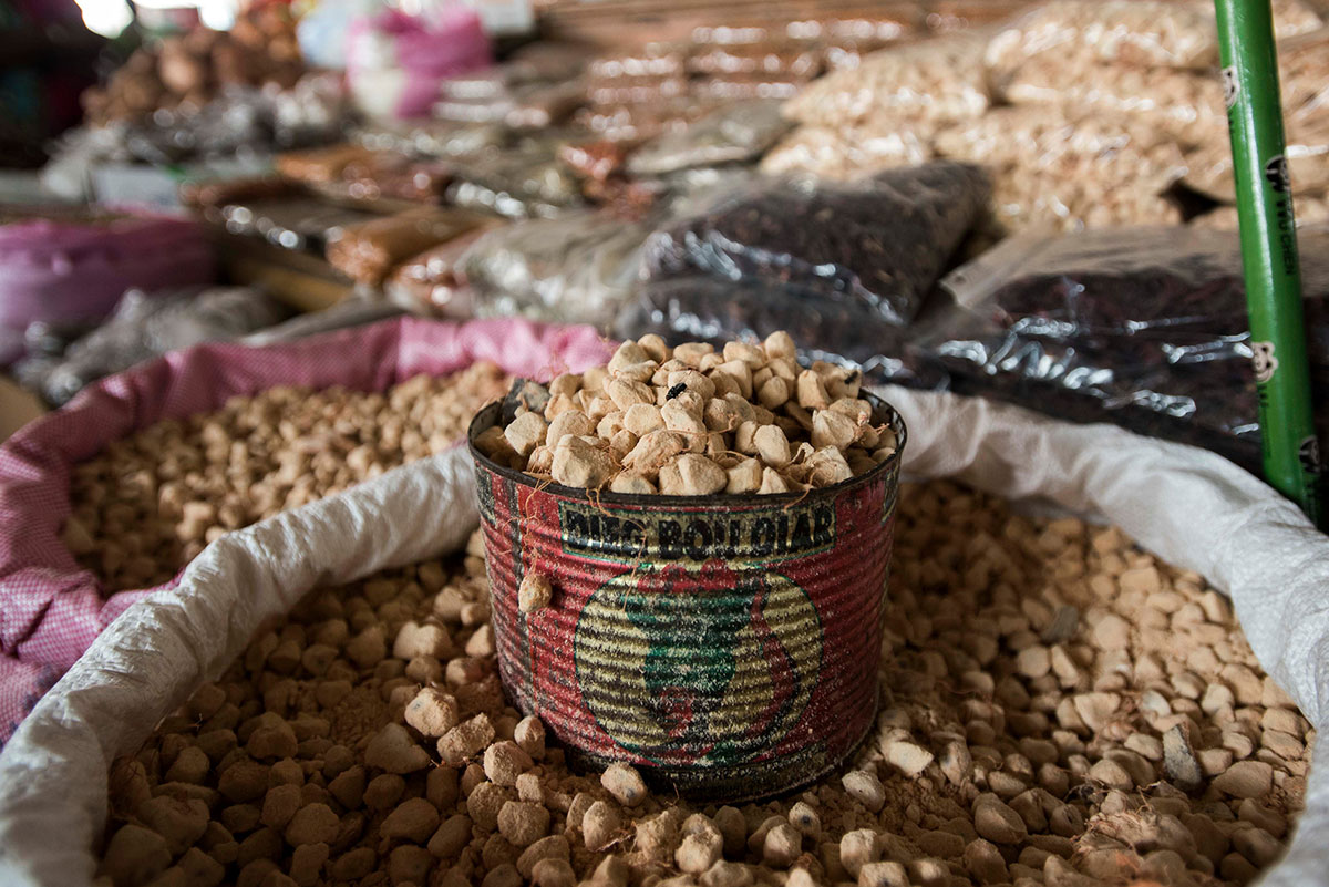 Alimentos en venta en un mercado de Dakar (Senegal)