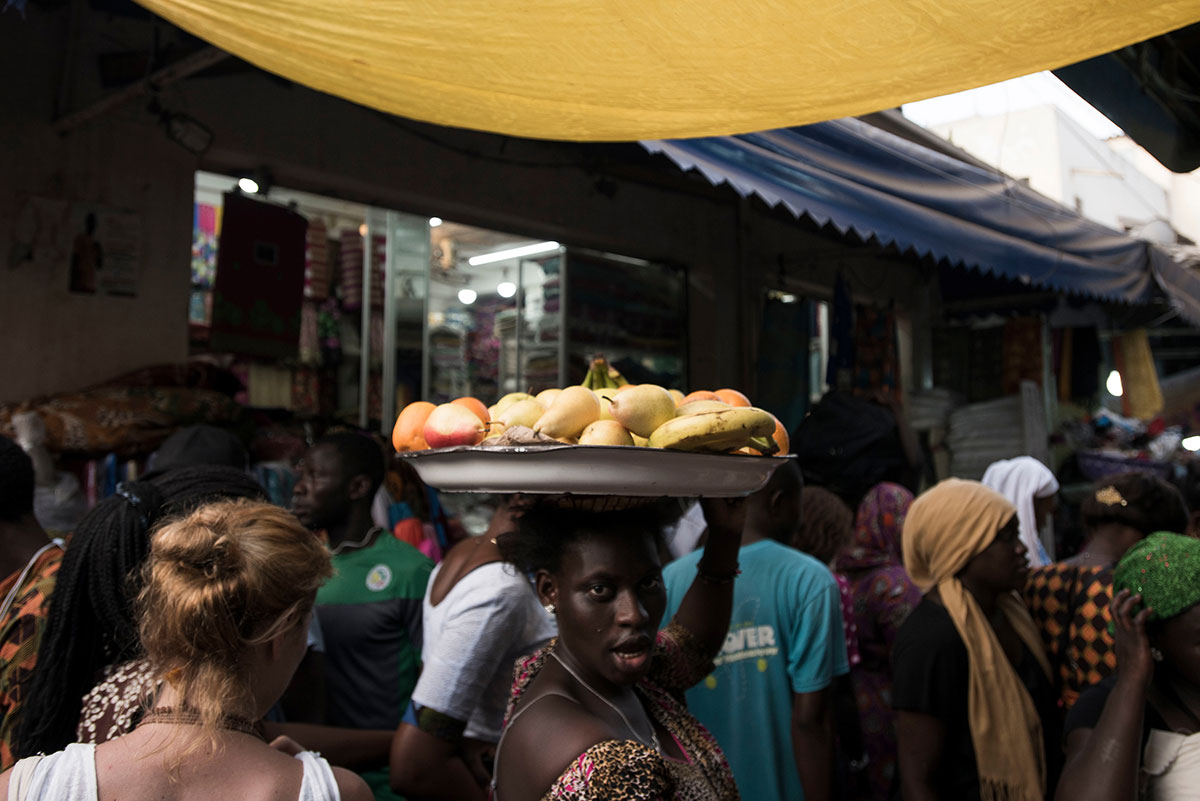 Una mujer vende fruta en el mercado HLM de Dakar