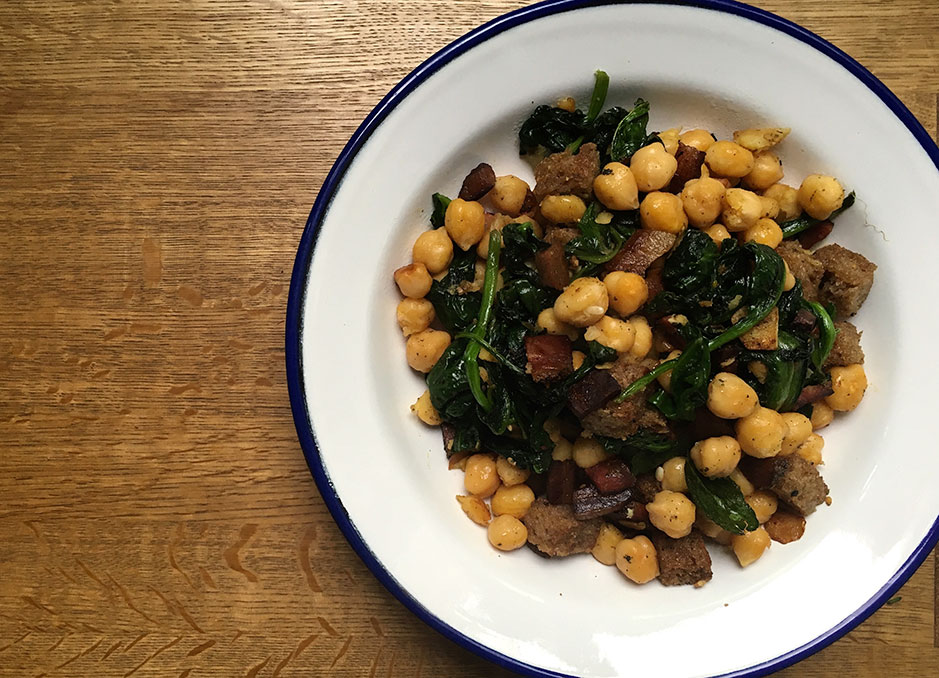 Garbanzos con espinacas y panceta