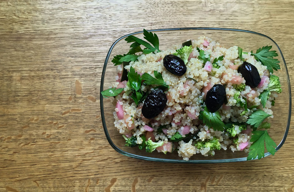 Ensalada de quinua con aceitunas y encurtidos caseros