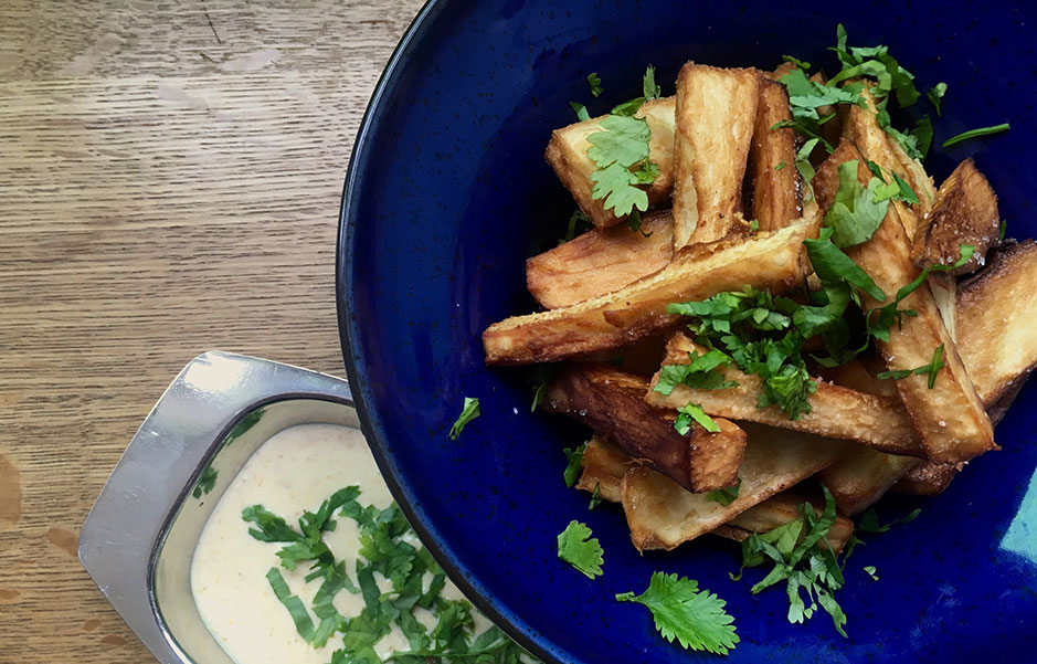 Yuca frita con mayonesa de ají y cilantro