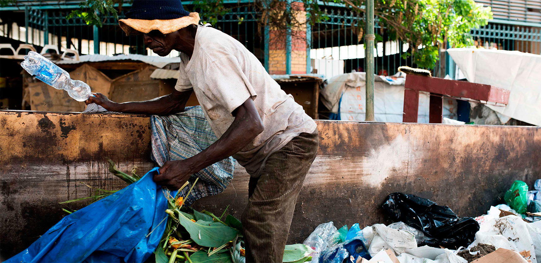 Hombre buscando en la basura