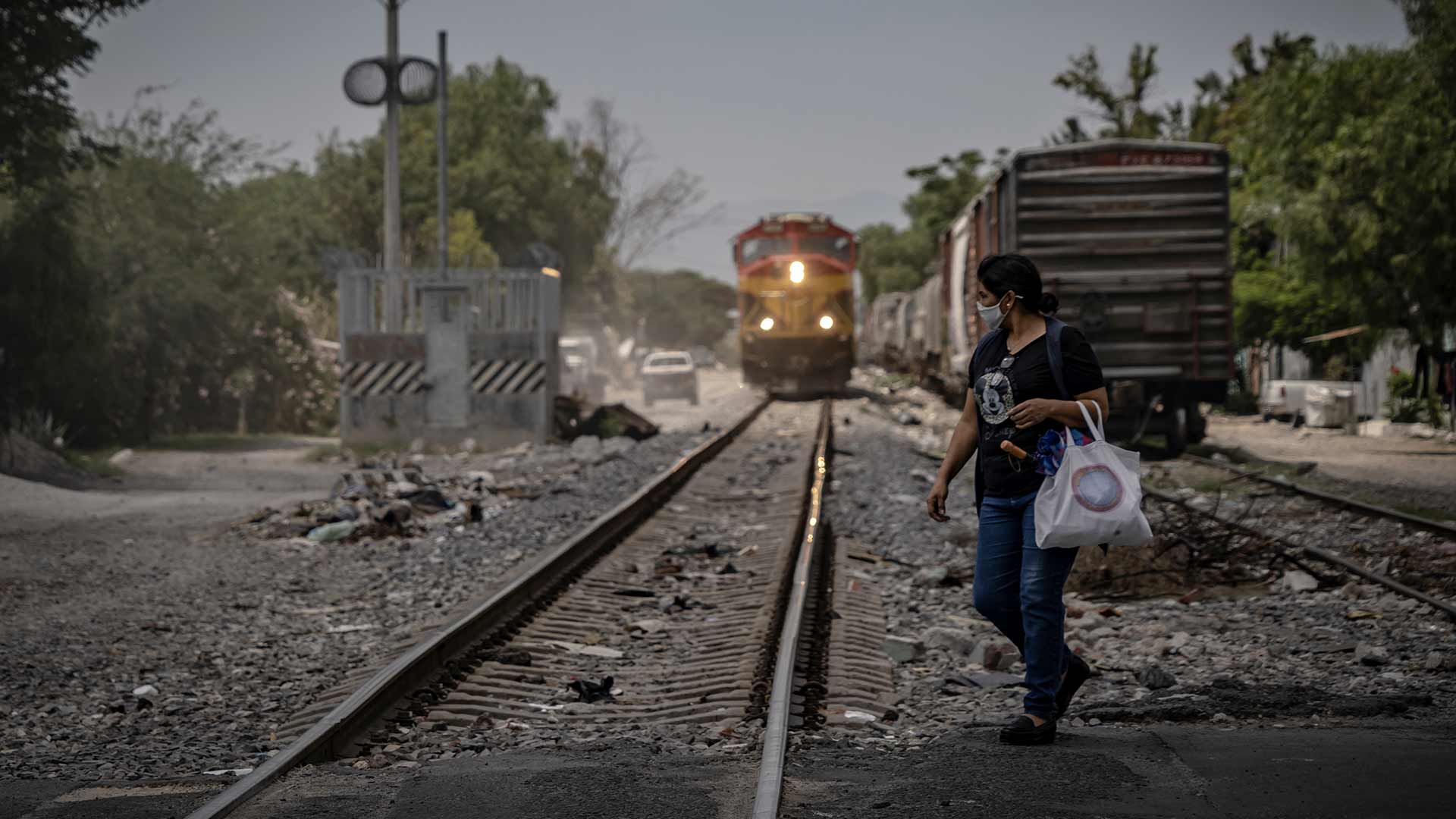 Deal to stop migrants from boarding La Bestia train - BBC News