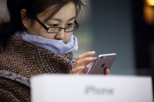 Una cliente prueba un iPhone 6 en una tienda de Apple en China