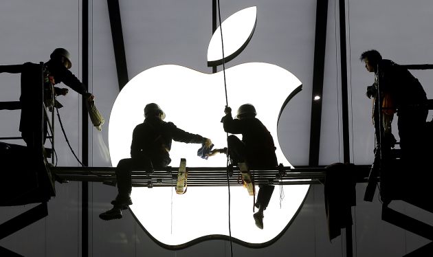 Trabajadores antes de la apertura de la nueva tienda de Apple en Hangzhou (China)