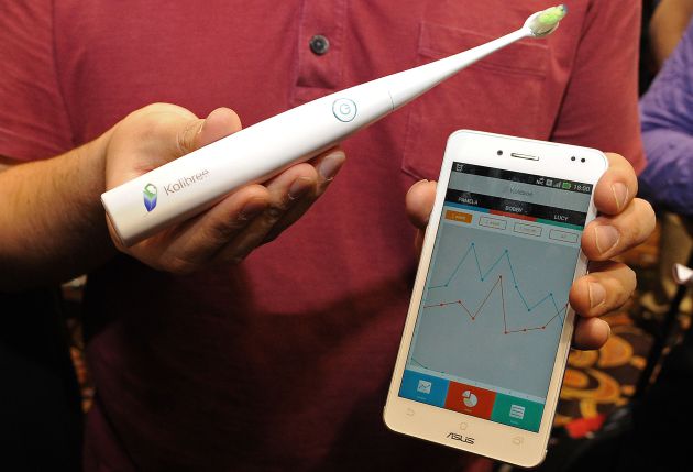 Un cepillo de dientes que se conecta a un 'smartphone', ejemplo del Internet de las cosas