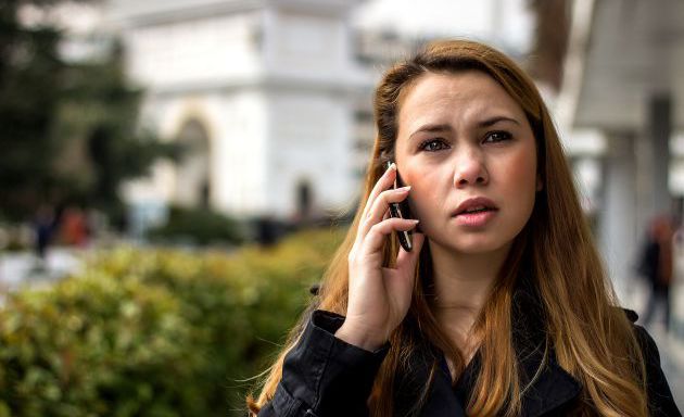 Una joven habla por teléfono móvil en Skopje (Macedonia)