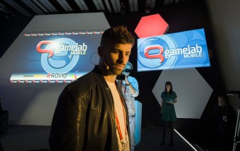 Gerard Piqué marca un penal amb el dit