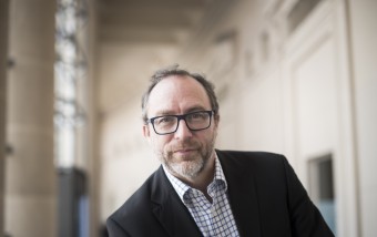 El creador de Wikipedia lidera un Facebook solidario, sin publicidad y vinculado a una operadora móvil