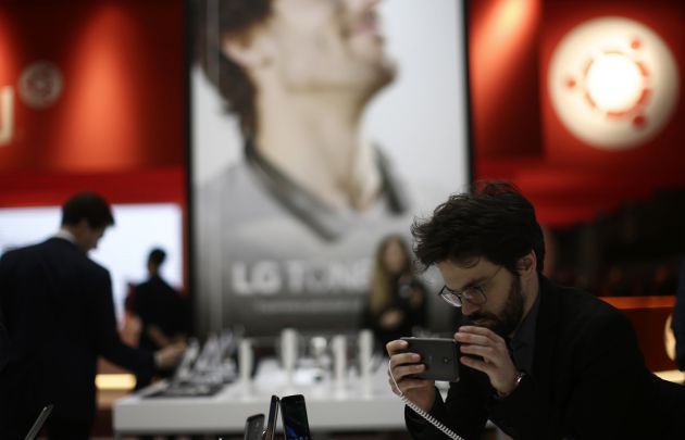 Un hombre mira detenidamente el nuevo LG G6 en el Mobile World Congress, en Barcelona.