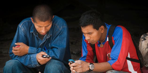 Dos usuarios de m&oacute;vil en Ecuador.