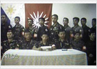 Un grupo de militares filipinos rebeldes siembra de explosivos un centro comercial de Manila