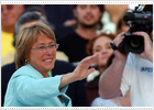 Los sondeos dan el triunfo a Bachelet al cierre de la campaña electoral en Chile