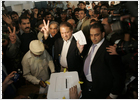 Los primeros resultados en Pakistán muestran un retroceso del partido de Musharraf