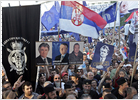 Choques entre radicales y policía durante la protesta por la extradición de Karadzic
