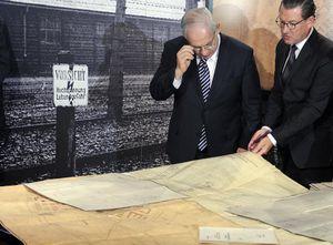 El primer ministro israelí, Benjamin Netanyahu, y el editor del diario alemán 'Bild', Kai Diekmann, revisan los planos del campo de concentración de Auschwitz