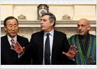Karzai tiende la mano a