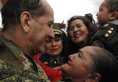 El general de la policía colombiana, Luis Mendieta, recibe el abrazo emocionado de su madre a su llegada a Bogotá / REUTERS - 1276466407_850215_0000000000_sumario_normal