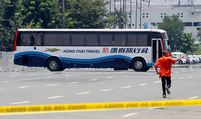 FOTOGALERIA: Autobús rodeado