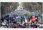La oposición italiana marcha en Roma contra Berlusconi