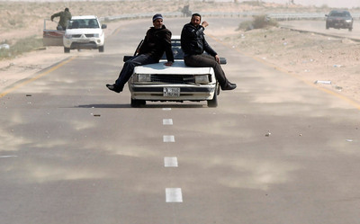 FOTOGALERIA: Subidos a un coche