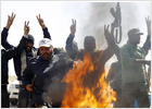 Rebeldes y leales a Gadafi combaten por controlar Misrata y Ajdabiya