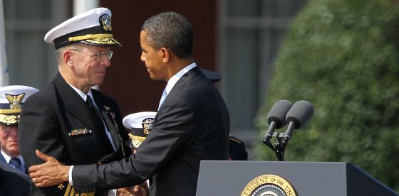 El presidente de EE UU saluda al jefe saliente del Estado Mayor Mike Mullen en una ceremonia de despedida en Fort Myers