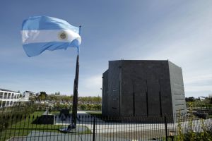Vista del mausoleo en el cementerio de Río Gallegos (Argentina), en el cual descansarán desde hoy los restos del expresidente argentino Néstor Kirchner.