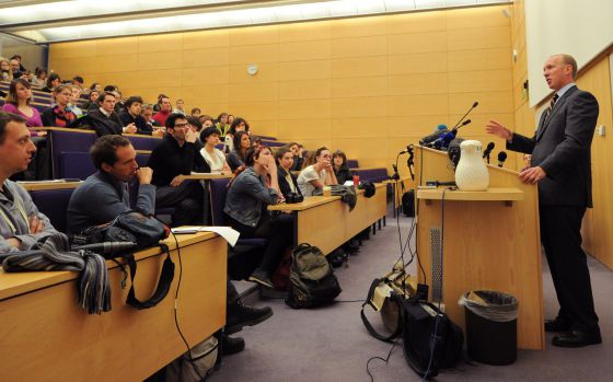 El abogado de Nafissa Diallo, la empleada del hotel Sofitel que acusó a DSK de violación, en Cambridge.