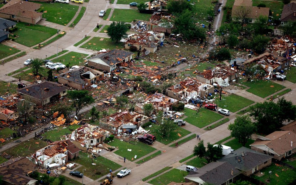 Tornados destructivos azotan Texas y aspiran camiones y