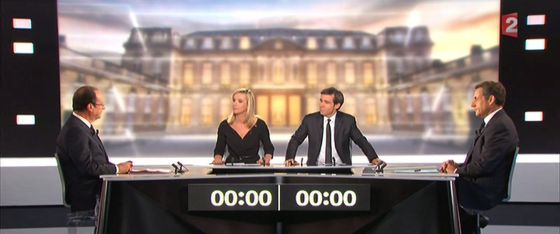 Captura de imagen de la televisión francesa que muestra a Hollande y Sarkozy al inicio del debate.