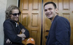 Los opositores Kseniya Sobchak e Ilya Yashin antes del interrogatorio.