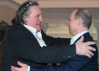 Putin entrega a Depardieu su nuevo pasaporte ruso