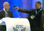 Un hombre trata de disparar a un político búlgaro durante un mitin