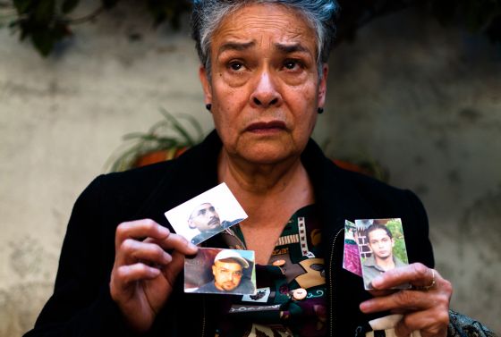 María Herrera Magdaleno muestra las fotos de sus cuatro hijos desaparecidos en los años 2008 y 2010. Pep Companys / PEP COMPANYS