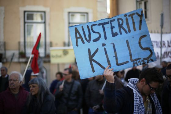 Un manifestante sostiene un cartel en que se lee
